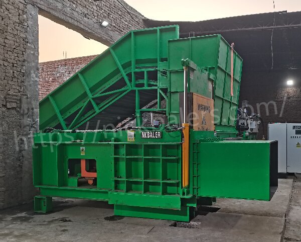 Feeding Method Of Myanmar Alfalfal Hay Baling Machine